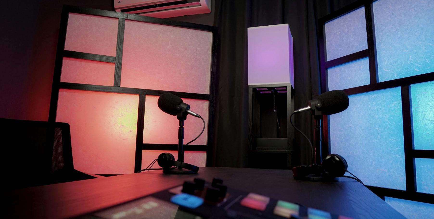 Professionelle Streaming-Produktionsumgebung mit technischem Equipment