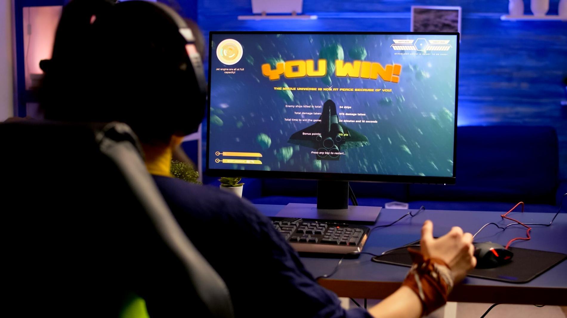 Moderne Streaming-Produktionsumgebung mit professionellen Werkzeugen und technischer Ausrüstung